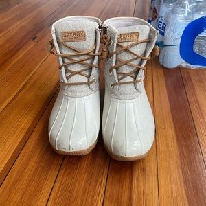 Women’s cream and grey sperry winter boots size 8